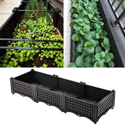 Soem-Selbst, der angehobenen Plastikgarten wässert, packt angehobenen Garten-Pflanzer auf Rädern ein